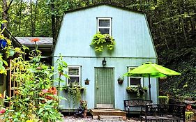 Hidden Hollow Bed And Breakfast